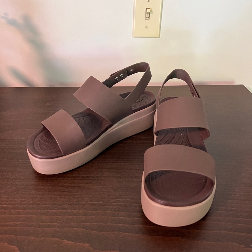 Crocs Brooklyn low wedge brown sz 10